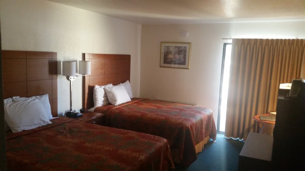 double bed hotel room near yosemite