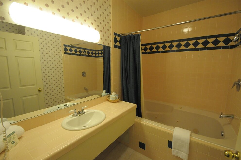 bathroom inside a Suite in Mariposa near Yosemite