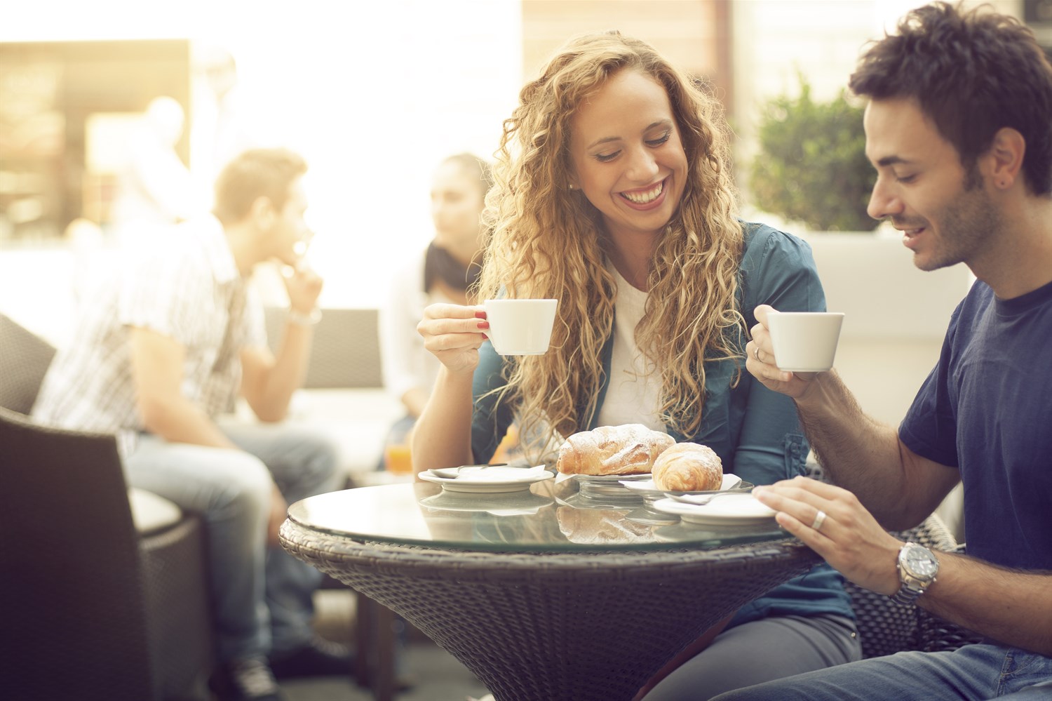 couple enjoying coffee in mariposa